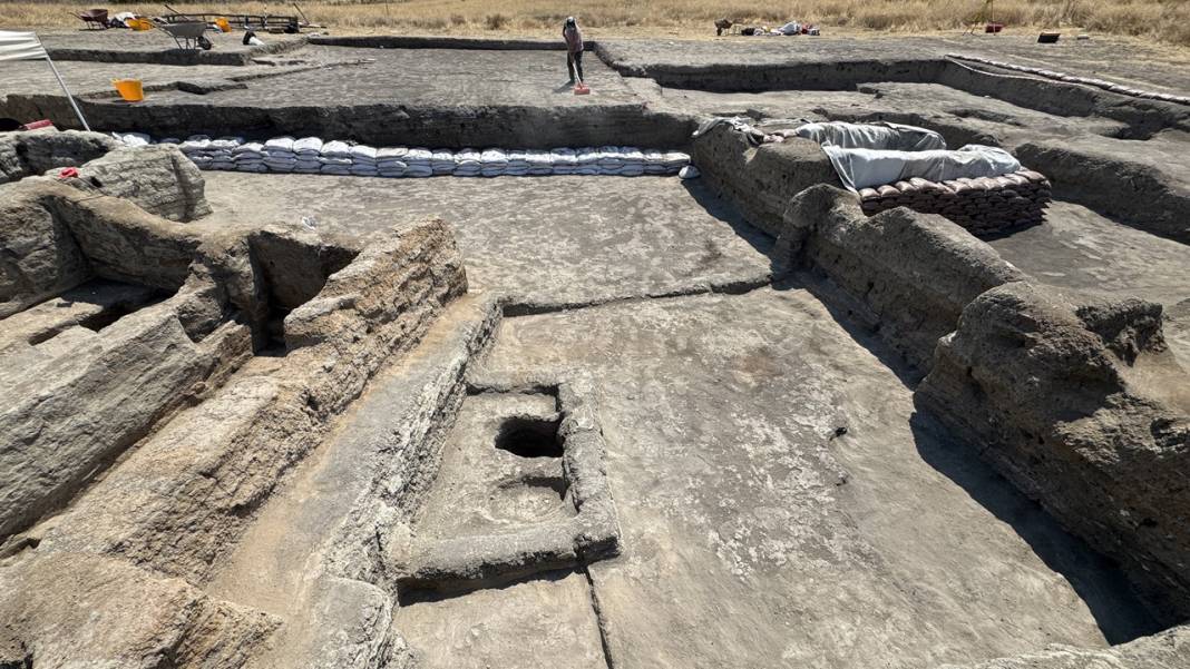 Konya'daki tarihi kazı çalışmasının "ölüler evi"nde 8 bebek iskeleti bulundu 6